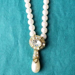 2/75$ Vintage Richelieu classic gold tone faux pearl necklace